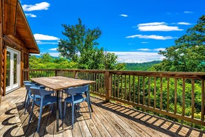 Outdoor dining - 4 Br Smoky Mtn Retreat-Game Room-Fire Pit-Hot Tub (Sevierville)