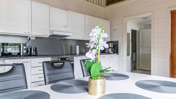 Fridge, microwave, dishwasher, cookware/dishes/utensils