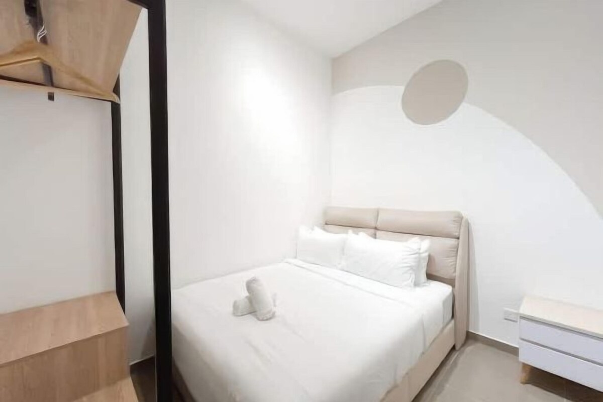 Une chambre à coucher moderne avec un lit, une table de chevet et une armoire intégrée.