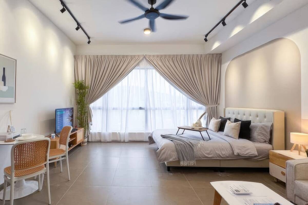 Superior Studio, 1 Queen Bed, Balcony, City View | Desk, iron/ironing board, free WiFi, bed sheets