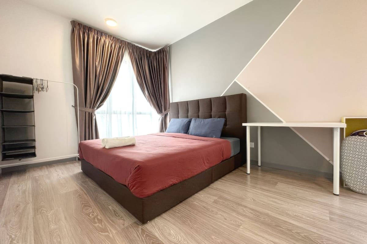 Superior appartement, 4 slaapkamers, balkon, uitzicht op stad | Een bureau, een strijkplank/strijkijzer, gratis wifi, beddengoed