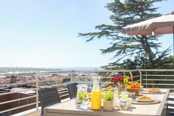 Outdoor dining - Villa Luzia by Portugal Active (Viana do Castelo)