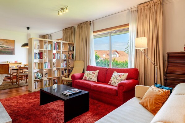 Fernseher, Bücher, Stereoanlage