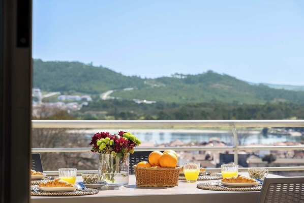 Outdoor dining - Villa Luzia by Portugal Active (Viana do Castelo)