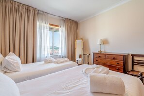 3 Schlafzimmer, Schreibtisch, Bügeleisen/Bügelbrett, Internetzugang