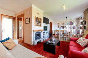 TV, bøker og stereoanlegg