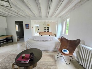 5 bedrooms, travel crib, free WiFi, bed sheets