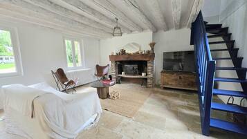 Een televisie, een open haard, tafelvoetbal en een tafeltennistafel