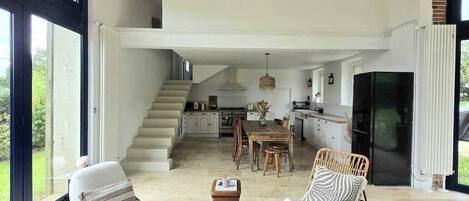 TV, peis, fotballspill og bordtennis