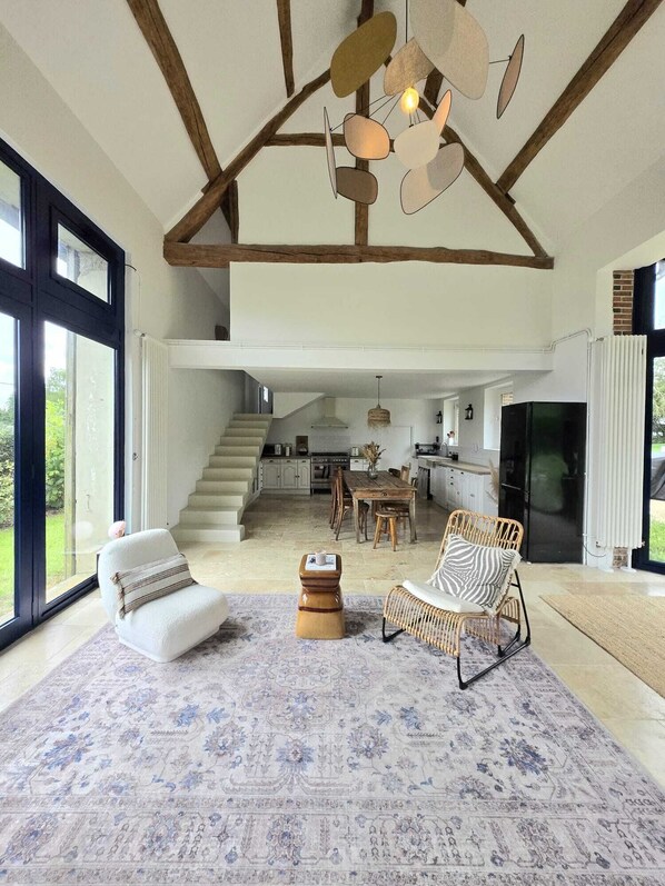 Televisión, chimenea, futbolito y tenis de mesa 