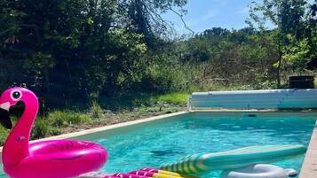 Een buitenzwembad, een verwarmd zwembad