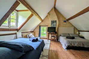 3 bedrooms, travel cot, free WiFi, bed sheets