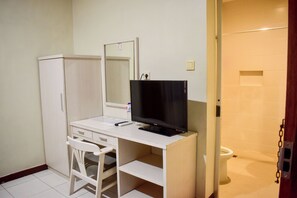 Deluxe Double Room | Desk