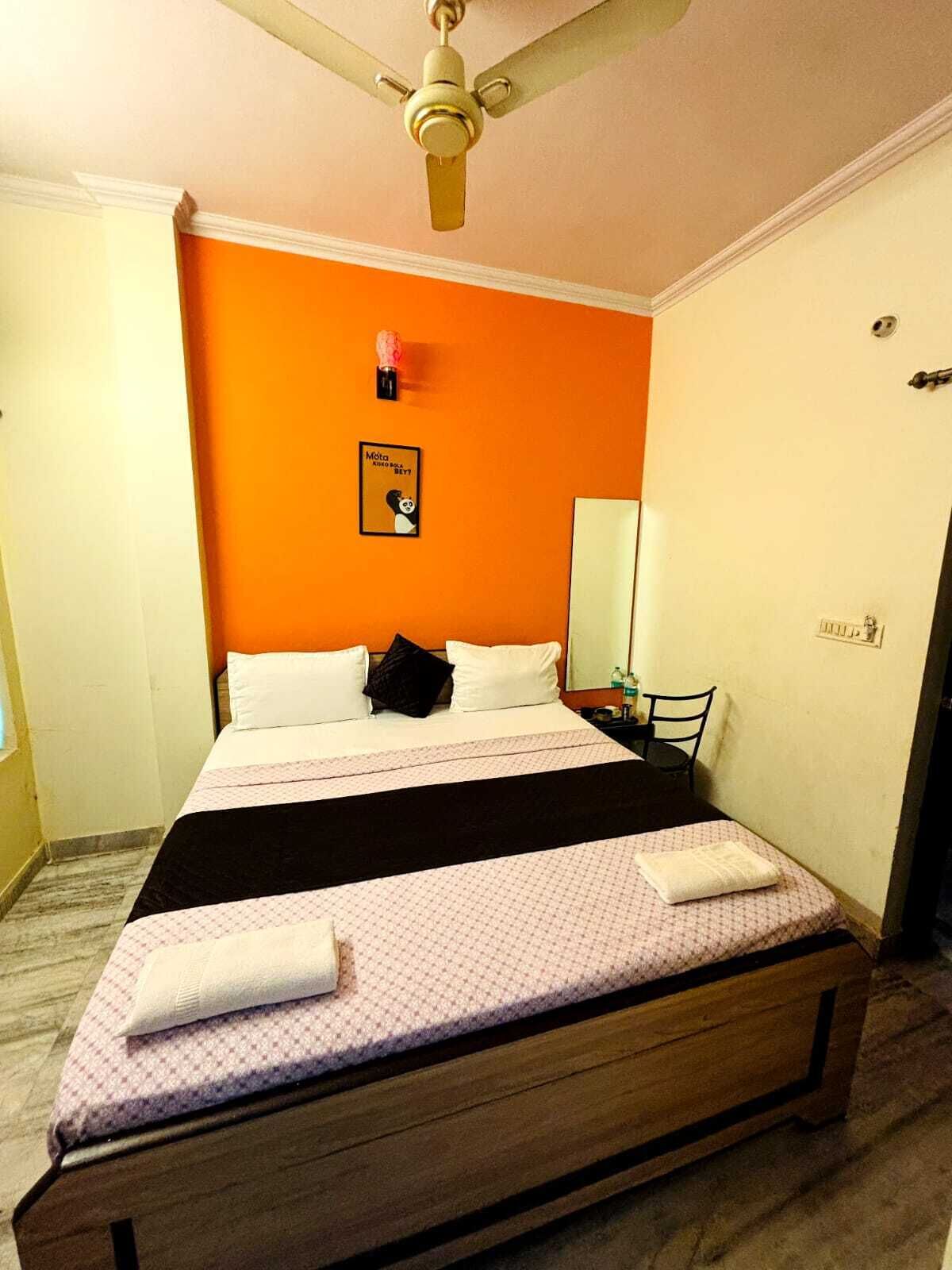 Standard-huone | Ylelliset vuodevaatteet, työpöytä