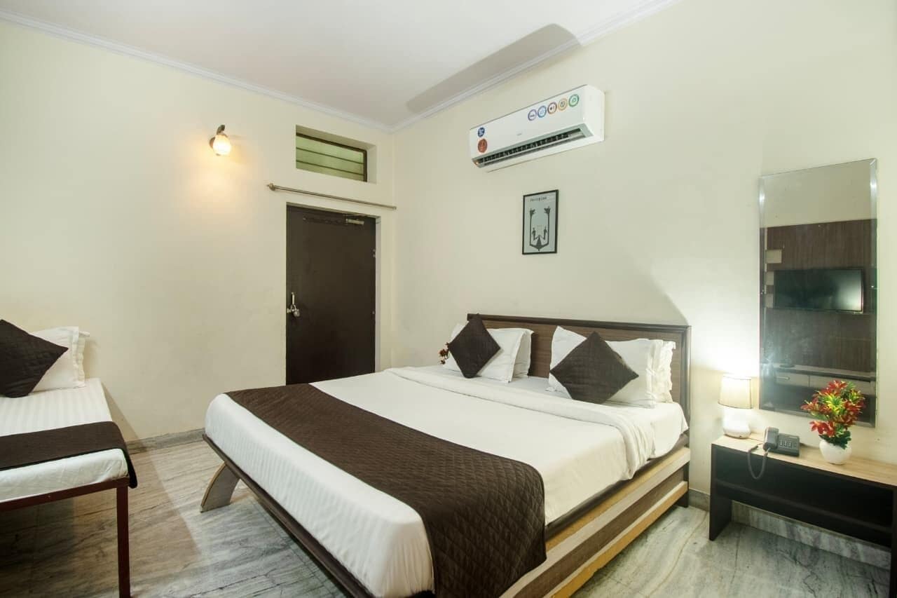 Kolmen hengen superior-huone | Ylelliset vuodevaatteet, työpöytä