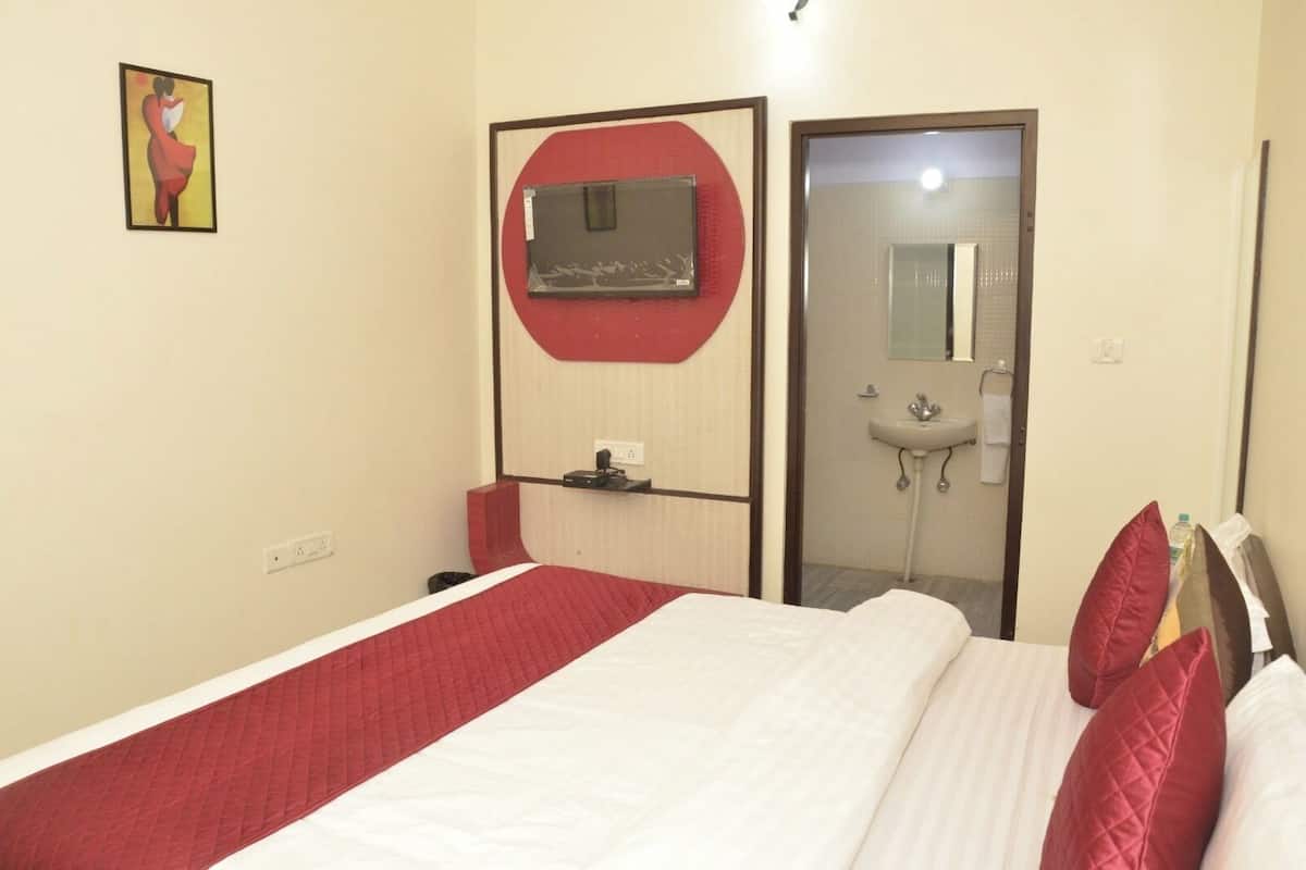 Deluxe Room | Premium bedding, desk, laptop workspace, blackout drapes