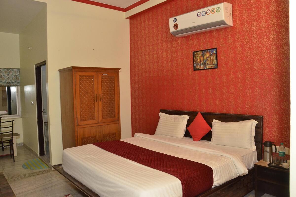 Deluxe Room | Premium bedding, desk, laptop workspace, blackout drapes