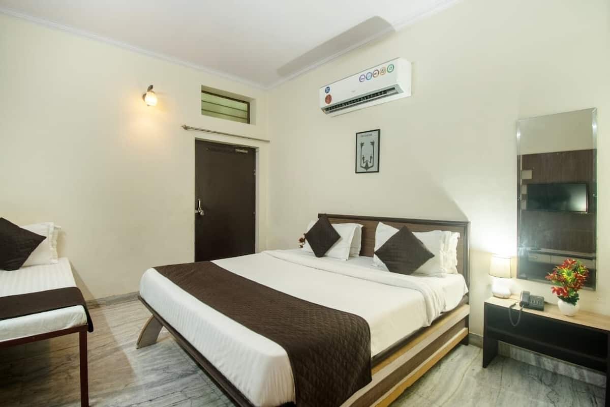 Superior Triple Room | Premium bedding, desk, laptop workspace, blackout drapes