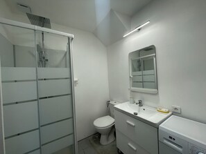 Douche, sèche-cheveux, serviettes fournies, papier toilette