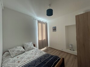 2 chambres, fer et planche à repasser, draps fournis