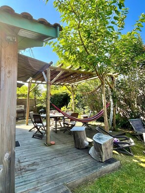 Outdoor dining - Villa "La Gayere" 600 m from the sea. Calm. Parking, swimming pool, wifi (Andernos-les-Bains)