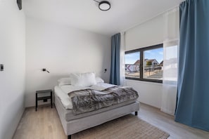 Iron/ironing board, free WiFi, bed sheets, wheelchair access