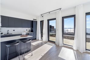 Fridge, oven, stovetop, dishwasher