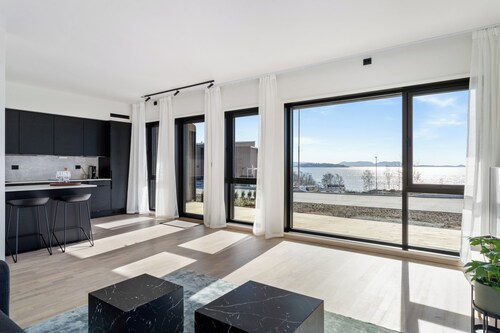 Modern 2BR with Sea and Skyline Views – 25 Min to Stavanger & Preikestolen