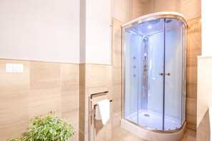 Douche, bidet, serviettes fournies, shampoing