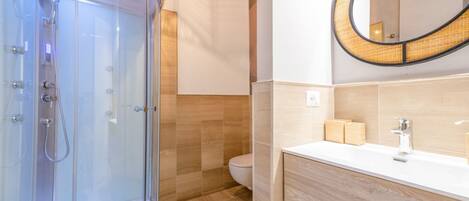 Shower, bidet, towels, shampoo