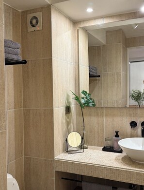 吹风机、毛巾、肥皂、洗发水