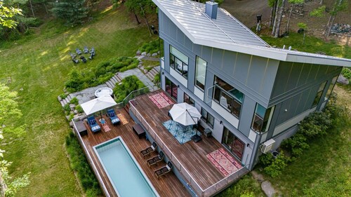 Ashokan Stylish Escape w/ Hot Tub & Fireplace
