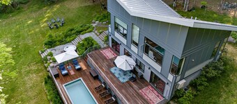 Ashokan Stylish Escape w/ Hot Tub & Fireplace