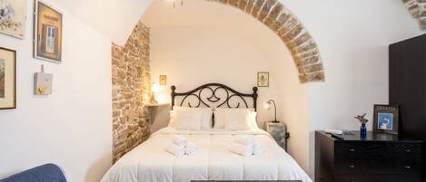 1 bedroom, desk, travel crib