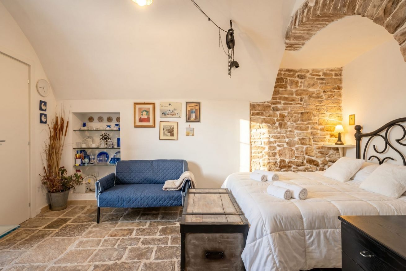 1 bedroom, desk, travel cot