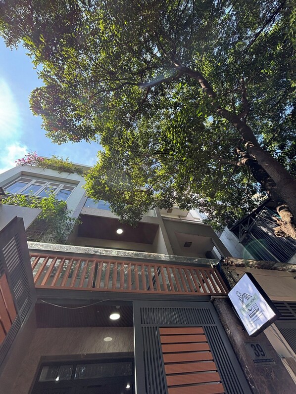 Exterior detail - Lovely 6-bedroom house with AC in vibrant Hồ Chí Minh (Hồ Chí Minh)