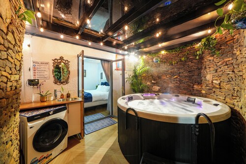 Voice controlled Smart house with 6-person spa and outdoor dining. Pet friendly.