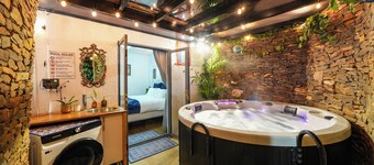 Voice controlled Smart house with 6-person spa and outdoor dining. Pet friendly.