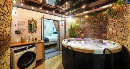 Voice controlled Smart house with 6-person spa and outdoor dining. Pet friendly.