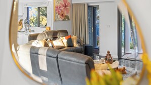 Un salon moderne avec un canapé, une table basse et une petite statue.