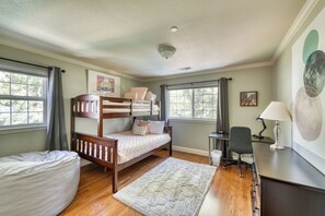 4 bedrooms, desk, iron/ironing board, free WiFi