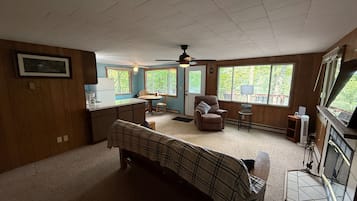 Smart-TV, Kamin, Videospiele, Bücher