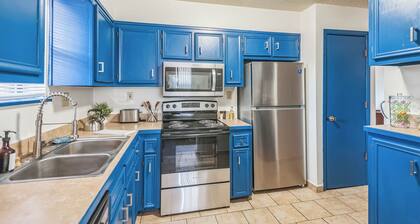 Wichita Roots ~ Midwestern Charm Good WiFi Parking Terrific apartment Book Now!