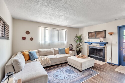 Wichita Roots ~ Midwestern Charm Good WiFi Parking Terrific apartment Book Now!