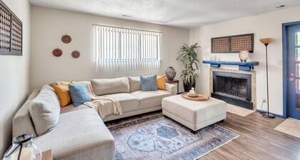 Wichita Roots ~ Midwestern Charm Good WiFi Parking Terrific apartment Book Now!