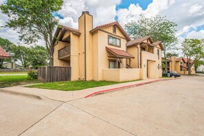 Exterior - Wichita Roots ~ Midwestern Charm Good WiFi Parking Terrific apartment Book Now! (Wichita)