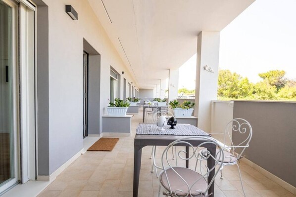 Outdoor dining - Dimora Anna - Beachfront Apartment (Bari)