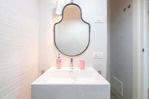 Shower, bidet, towels, shampoo