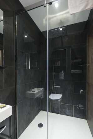 Dusche, Haartrockner, Handtücher