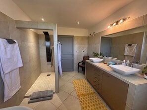 Shower, towels, soap, shampoo - La Bastide des Romarins (Plan-d'Orgon)